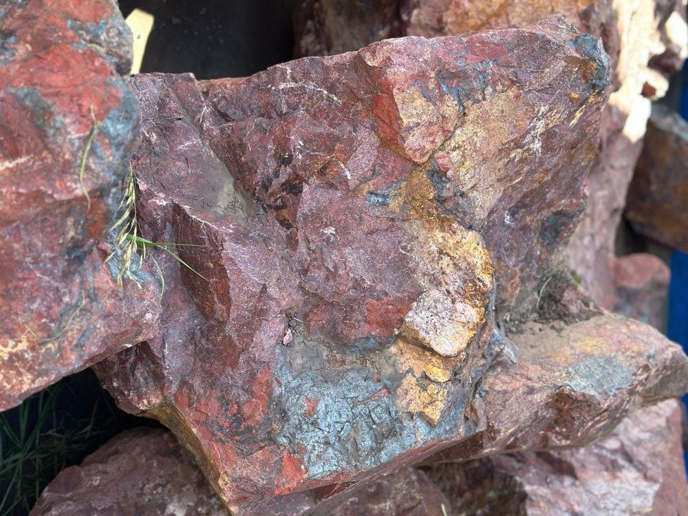 Камни для ландшафтного дизайна красно-фиолетовые 10-60 килограмм купить в Верхнем Уфалее