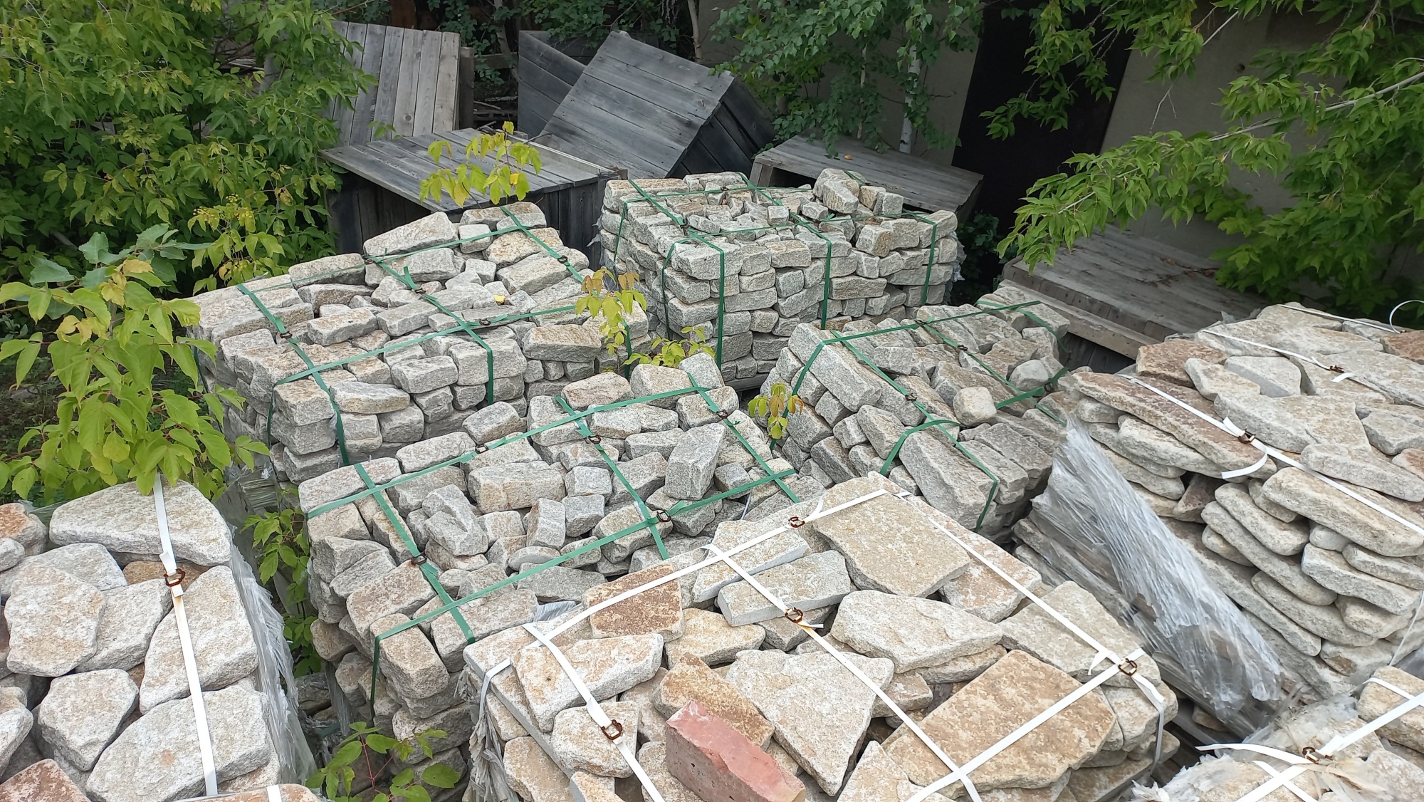 Плитняк галтованный гранитный для ландшафтного дизайна купить в Верхнем Уфалее