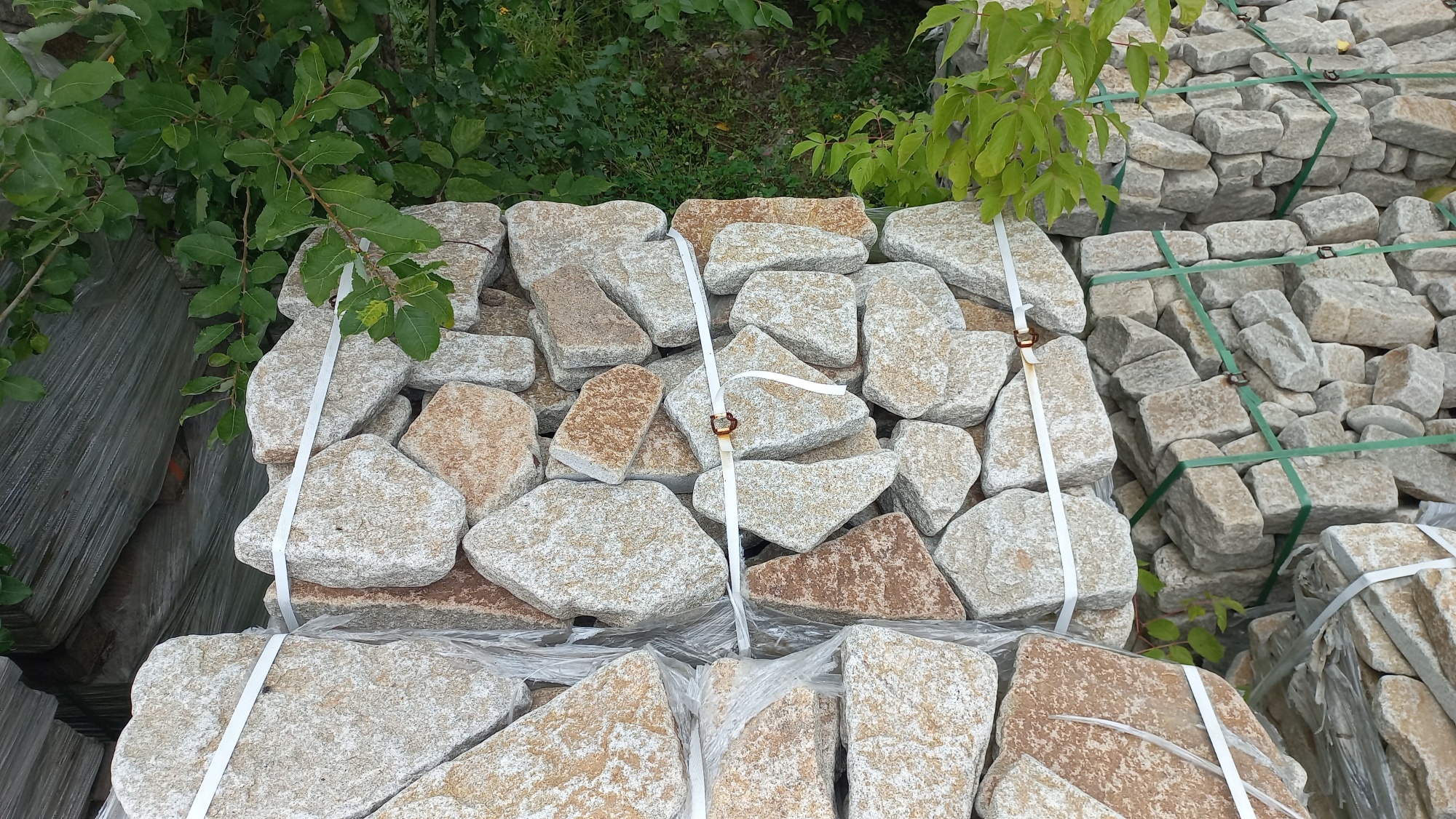 Плитняк галтованный гранитный для ландшафтного дизайна купить в Верхнем Уфалее