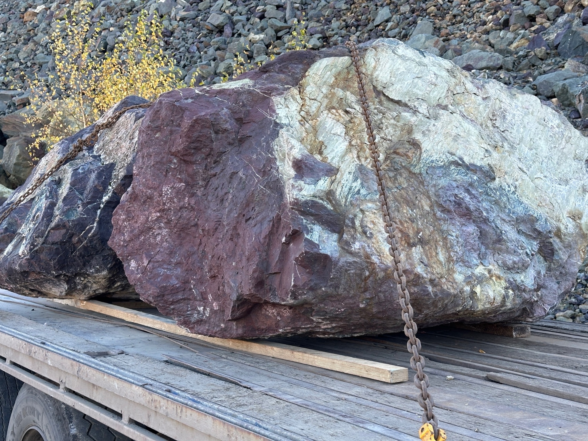 Огромные красно-фиолетовые валуны для ландшафтного дизайна весом более 5 тонн купить в Верхнем Уфалее