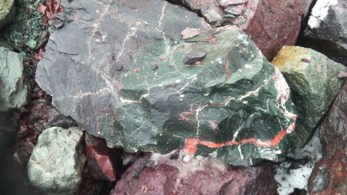 Гигантские зелёные валуны для ландшафтного дизайна весом более 5 тонн купить в Верхнем Уфалее