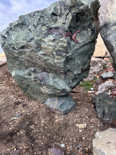 Гигантские зелёные валуны для ландшафтного дизайна весом более 5 тонн купить в Верхнем Уфалее