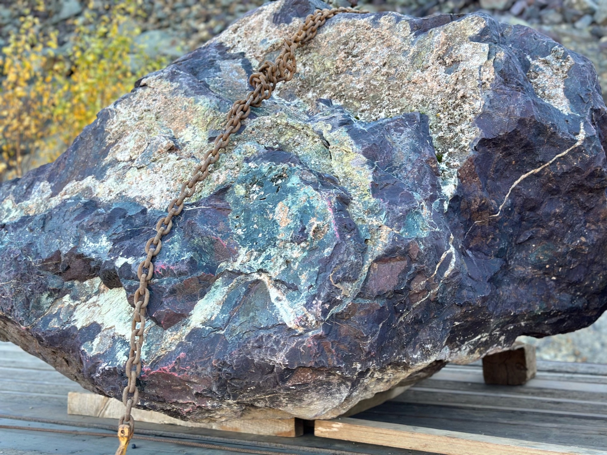 Огромные красно-фиолетовые валуны для ландшафтного дизайна весом более 5 тонн купить в Верхнем Уфалее