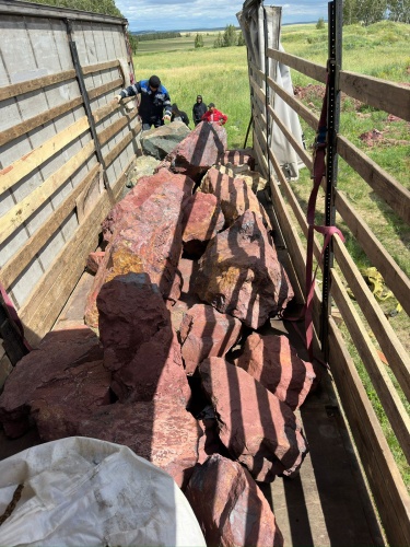 Ландшафтные глыбы красно-фиолетовые 200-1000 килограмм купить в Верхнем Уфалее