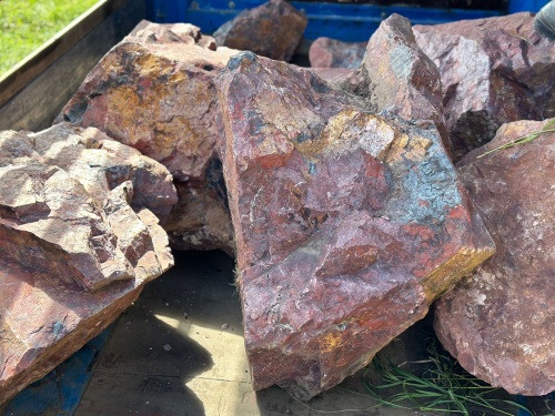 Ландшафтные глыбы красно-фиолетовые 200-1000 килограмм купить в Верхнем Уфалее