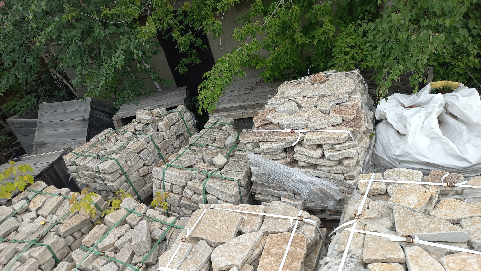 Плитняк гранитный галтованный купить в Верхнем Уфалее