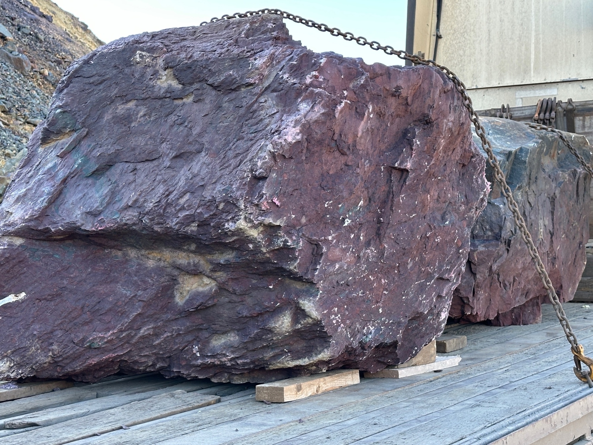 Огромные красно-фиолетовые валуны для ландшафтного дизайна весом более 5 тонн купить в Верхнем Уфалее