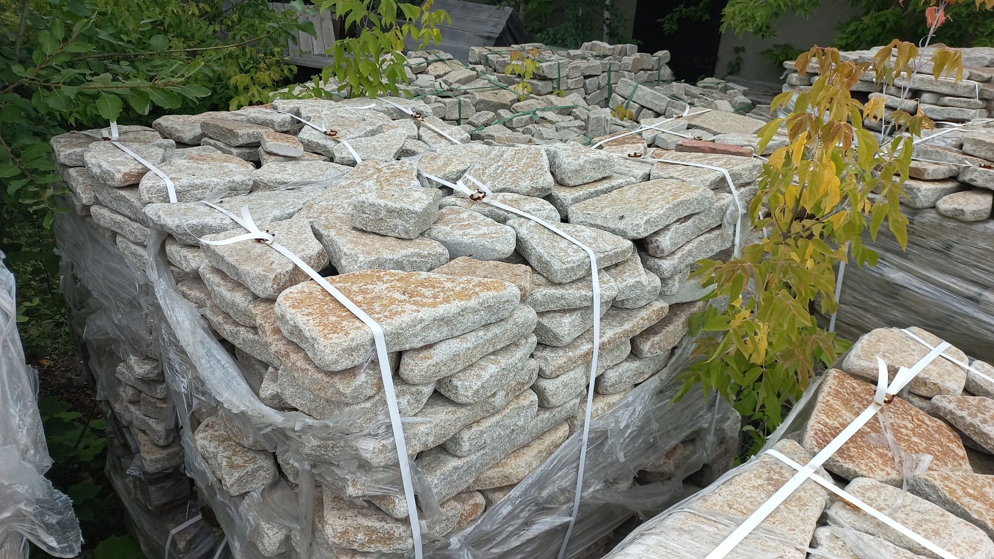 Плитняк галтованный гранитный для ландшафтного дизайна купить в Верхнем Уфалее