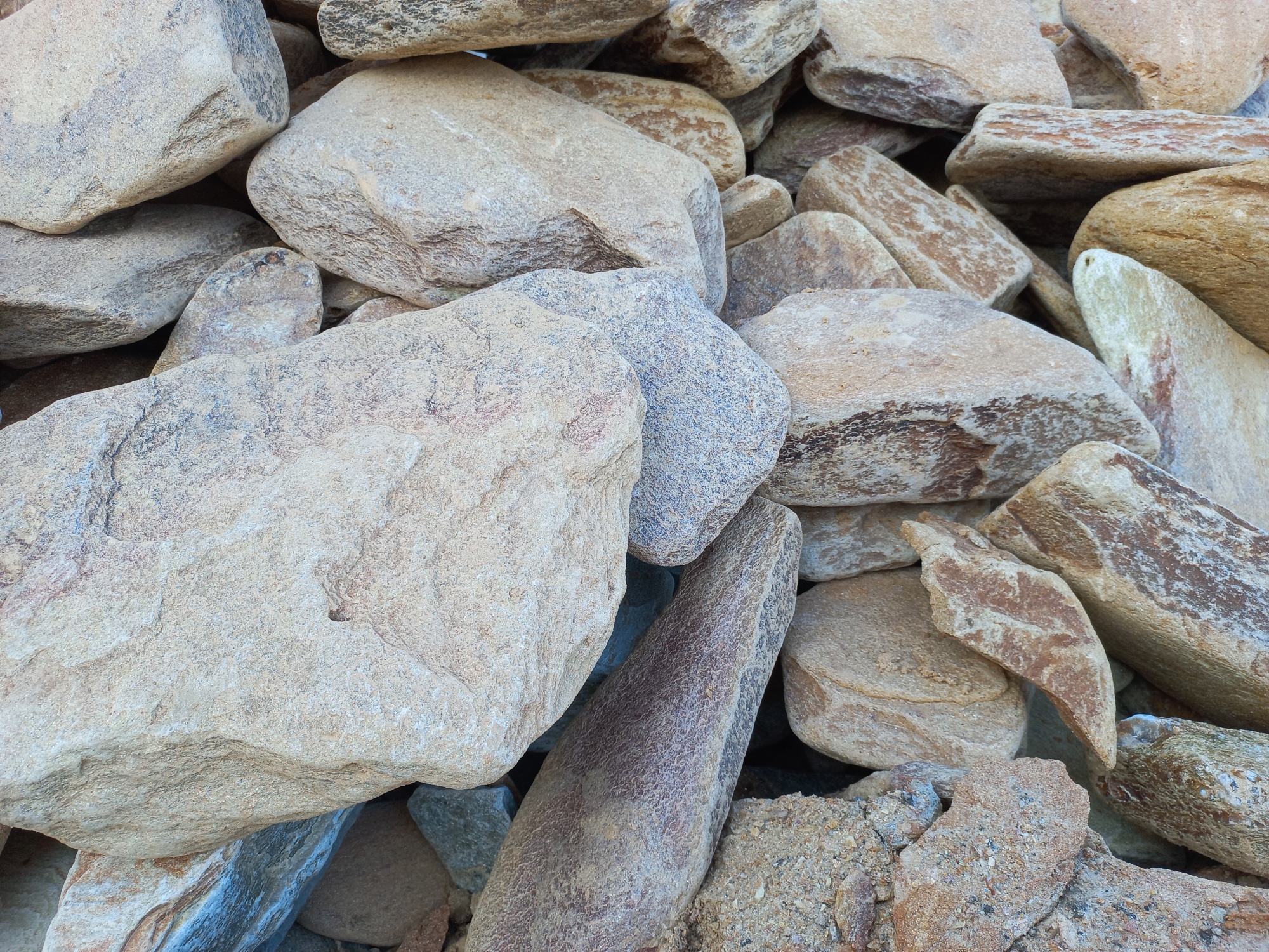 Златолит жёлтый, жёлто-зелёный глыбки и валуны для ланшафтного дизайна купить в Верхнем Уфалее