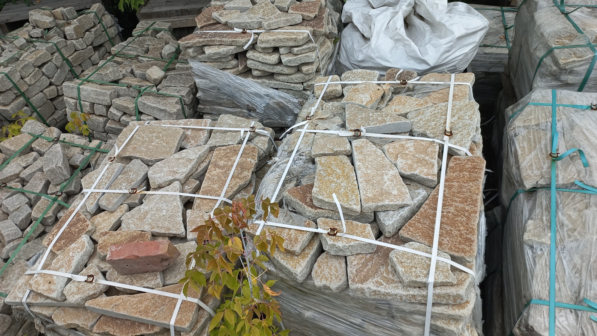 Плитняк гранитный галтованный купить в Верхнем Уфалее