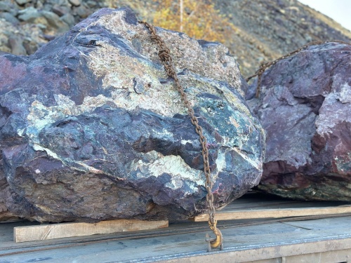 Огромные красно-фиолетовые валуны для ландшафтного дизайна весом более 5 тонн купить в Верхнем Уфалее